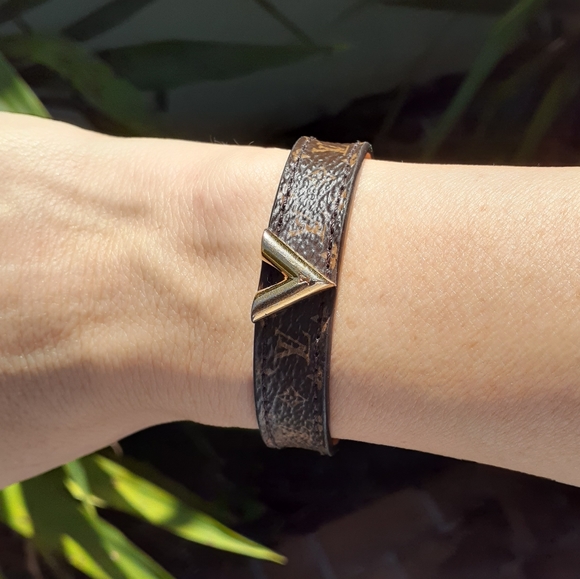 Louis Vuitton Jewelry - Louis Vuitton Essential V Bracelet